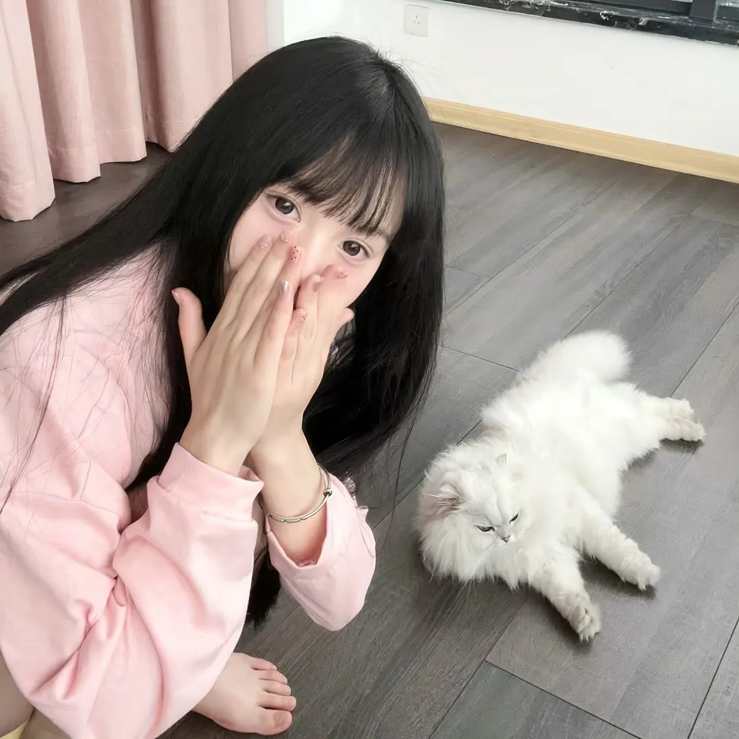 落在她身边